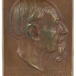 Plakietka przed konserwacją, z widocznymi śladami korozji