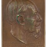 Plakietka przed konserwacją, z widocznymi śladami korozji