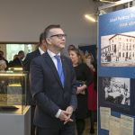 Rektor WUM w latach 2016-2020, prof. Mirosław Wielgoś zwiedzający wystawę o Józefie Polikarpie Brudzińskim, 2017