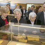 Goście zwiedzający wystawę o Józefie Polikarpie Brudzińskim, 2017