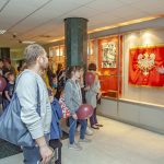 Zwiedzający podczas Nocy Muzeów 2019 przy gablocie Rektora