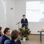 Prelekcja ówczesnego Dziekana I Wydziału Lekarskiego, a obecnie Prorektora ds. Umiędzynarodowienia, Promocji i Rozwoju, prof. Pawła Włodarskiego na konferencji o prof. Andrzeju Trzebskim, 2019