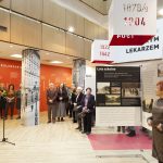 Założyciel Muzeum i Rektor WUM w latach 2008–2016, prof. Marek Krawczyk przemawiający na otwarciu wystawy „Winienem być dobrym lekarzem – Janusz Korczak – Henryk Goldszmit”, 2012